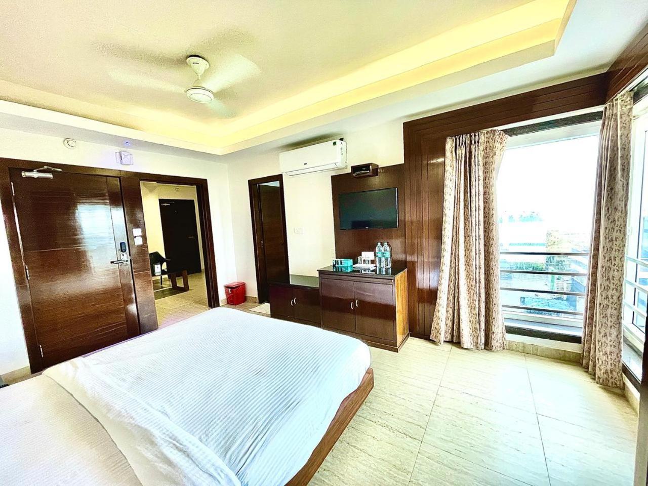 Gr Palace, In Front Of Sea-Beach With Breakfast, Swimming-Pool, Fully Air-Conditioned, Hotel With Parking Availability Puri Εξωτερικό φωτογραφία