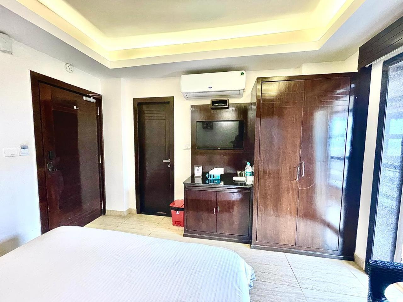Gr Palace, In Front Of Sea-Beach With Breakfast, Swimming-Pool, Fully Air-Conditioned, Hotel With Parking Availability Puri Εξωτερικό φωτογραφία