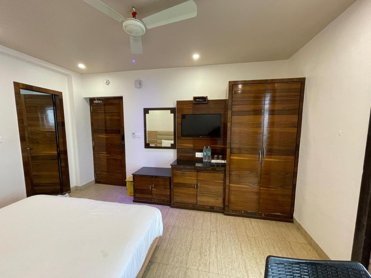 Gr Palace, In Front Of Sea-Beach With Breakfast, Swimming-Pool, Fully Air-Conditioned, Hotel With Parking Availability Puri Εξωτερικό φωτογραφία