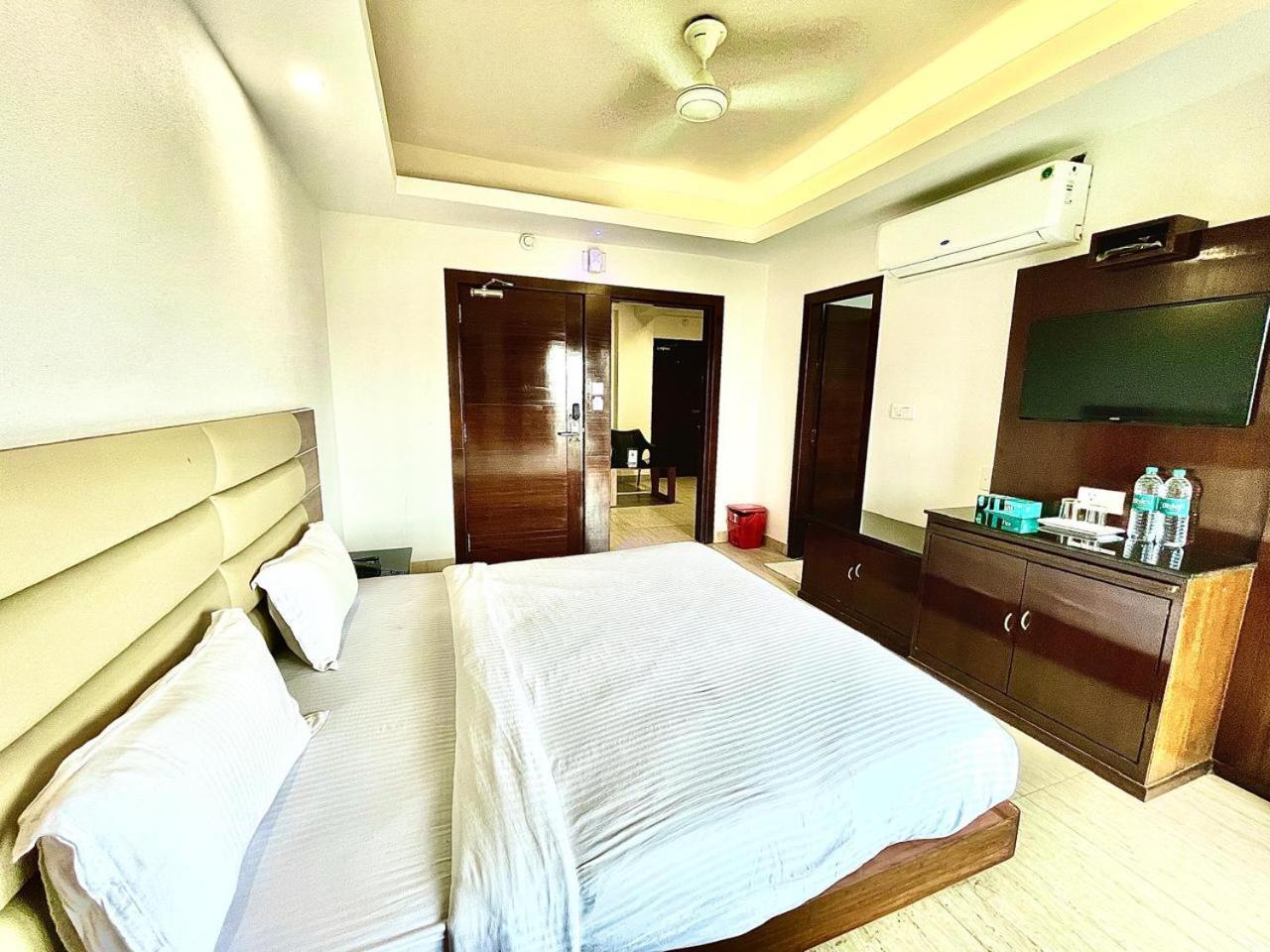 Gr Palace, In Front Of Sea-Beach With Breakfast, Swimming-Pool, Fully Air-Conditioned, Hotel With Parking Availability Puri Εξωτερικό φωτογραφία